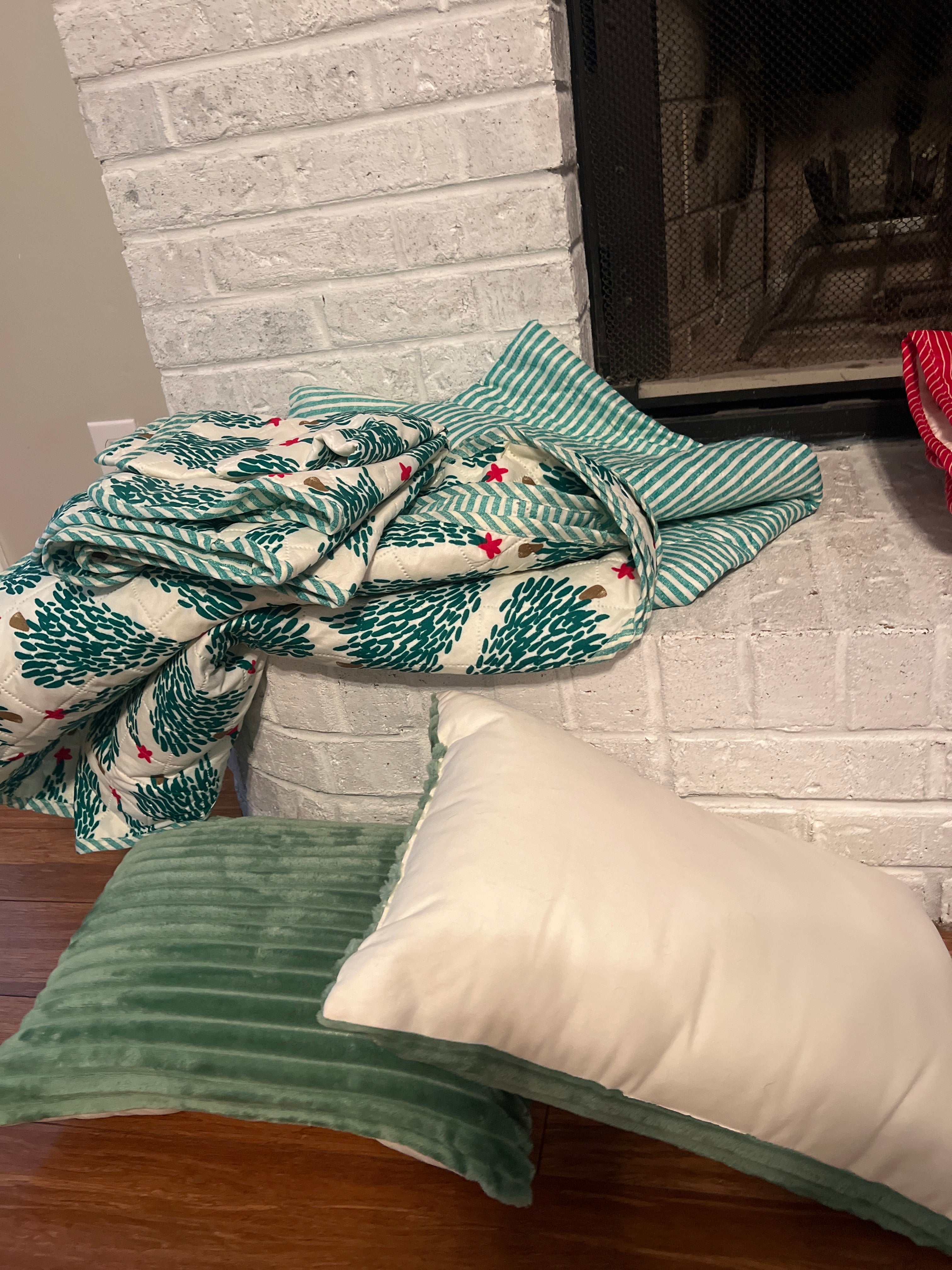 Christmas Tree Theme Queen Quilt Set: quilt, 2 throw pillows & 2 pillow shams